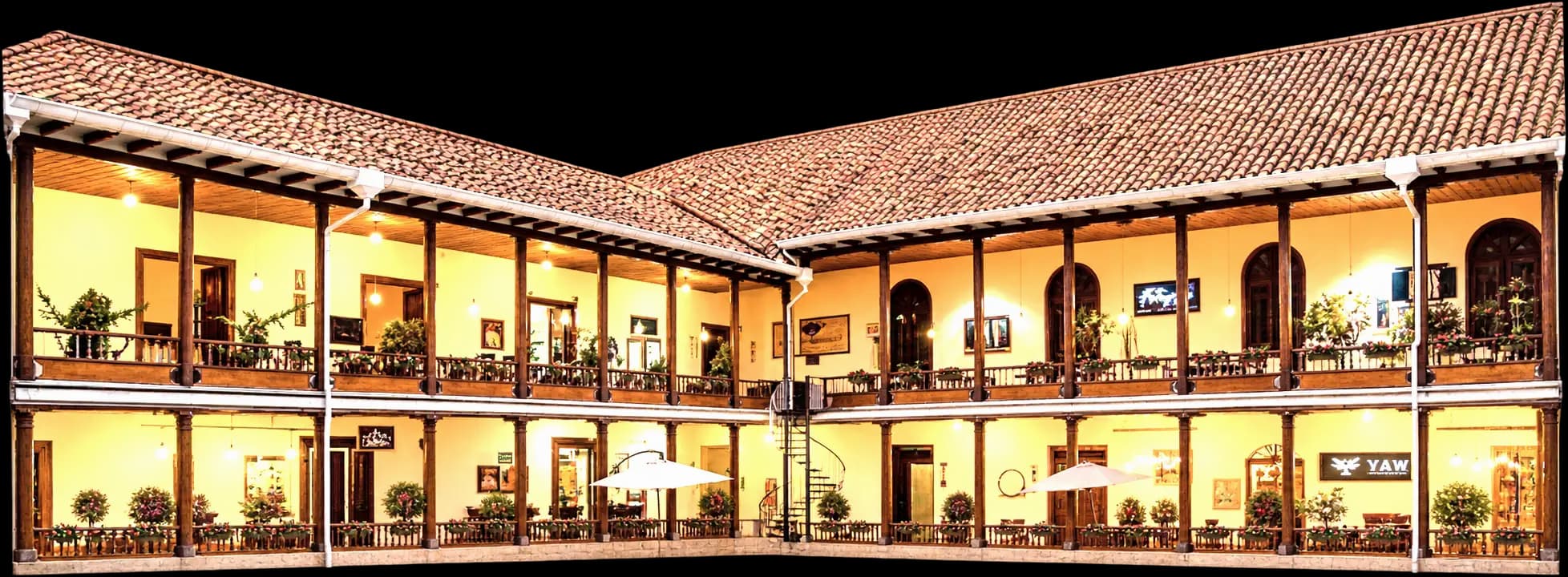 Galería colonial de dos plantas en Cuenca, con los balcones de madera y los locales frente al patio interior.