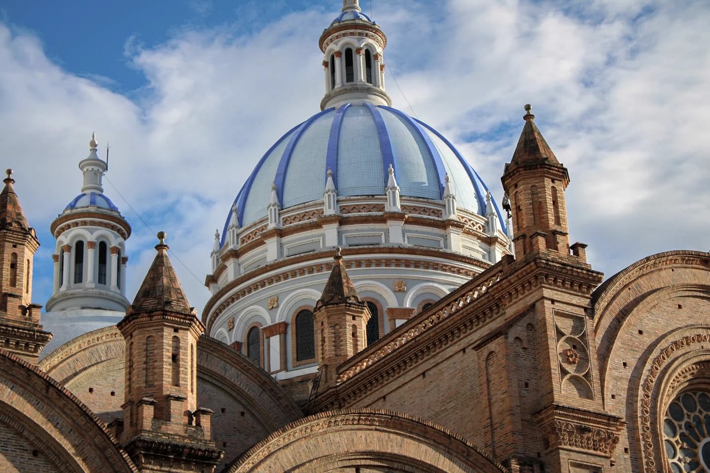Una de las cúpulas de la Catedral de Cuenca vista en contrapicado: los nervios de cerámica azul y la mampostería de ladrillo.